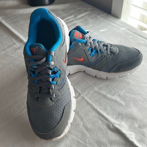 Nike 5Y Shoes. Used Very good condition.
